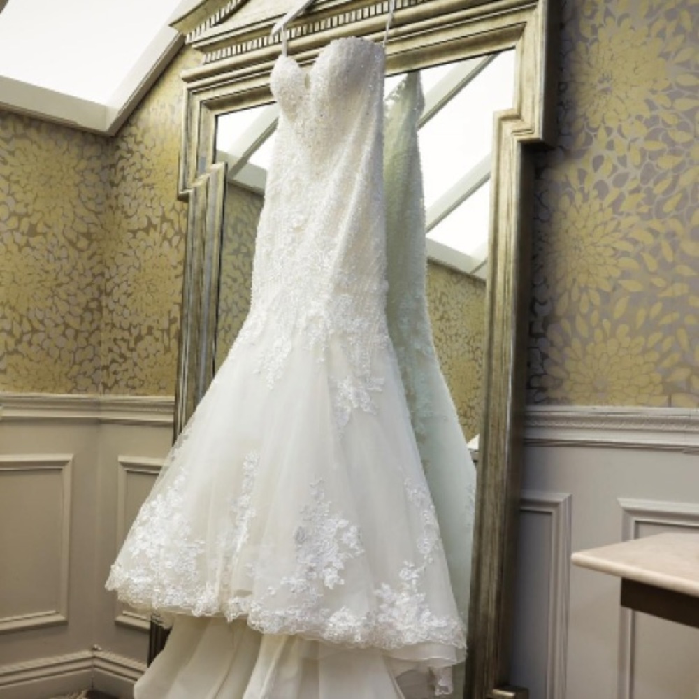 Kenneth Winston wedding dress!!! Size 6 veil included , I paid 300 for it!!!